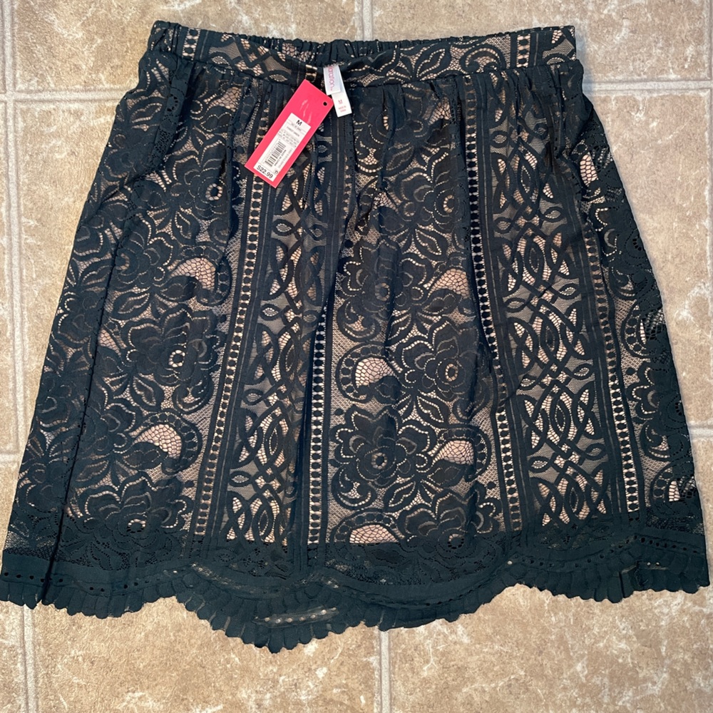 BNWT size M Xhilaration dark green lace skirt w/nude lining